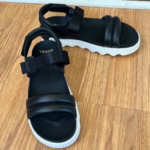 Sorel kinetic black flat form sandals size 10